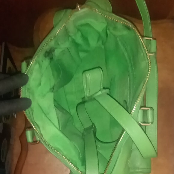 Vibrant Green Handbag with Gold Details - Picture 4 of 5